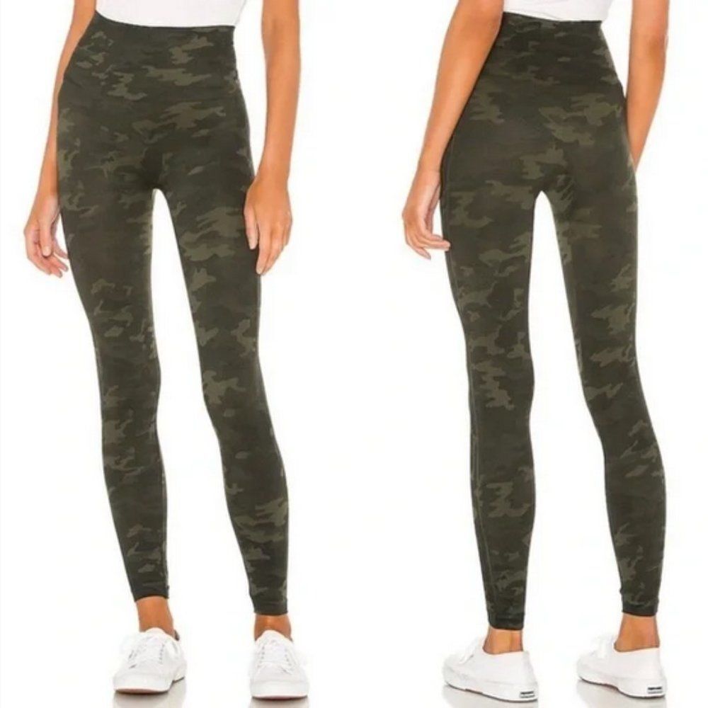 Spanx Look At Me Now Camo Seamless Leggings in green medium